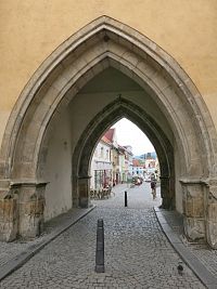 Beroun - průhled Plzeňskou bránou