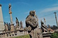 Kunčina - balustráda se sochami světců a světic před kostelem sv. Jiří