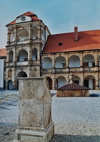 Moravská Třebová - nádvoří manýristického  zámku se slunečními hodinami