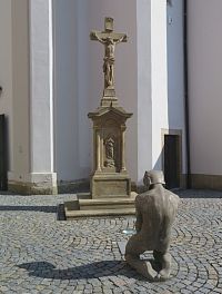 Kajícník před kostelem sv. Václava