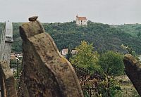 Dolní Kounice - židovský hřbitov (v pozadí kaple sv. Antonína)