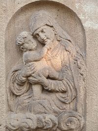 socha sv. Jana Nepomuckého - reliéf Panny Marie