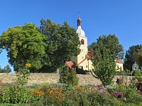 pohled na kostel z přírodní zahrady