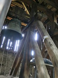 interiér dřevěné zvonice