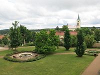 zámecký park, v pozadí kostel sv. Václava