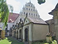 klášterní nádvoří s pohřebními kaplemi