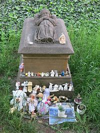 Svatá holčička na Malostranském hřbitově