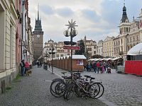 Pernštýnské náměstí s vánočními trhy a cyklisty