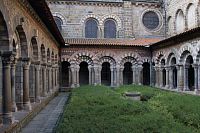 Le Puy-en-Velay – katedrální klášter s klenotnicí  (Cloître de la Cathédrale)