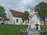 sv. Jan Nepomucký před kostelem