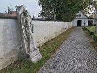 náhrobek Anny Auerové a hřbitovní kaple