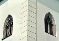 gotická věžní okna s kružbami
