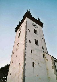 věž se sdruženými románskými okny