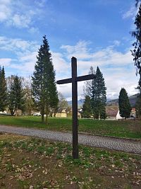 dřevěný kříž v parku