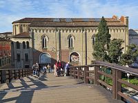 pohled z mostu Akademie Benátky - kostel Panny Marie Milosrdné (Venezia - Chiesa di Santa Maria della Carità)