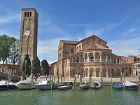 celkový pohled na baziliku a zvonici Murano - bazilika Panny Marie a sv. Donáta (Basilica dei Santi Maria e Donato, Duomo di Murano)