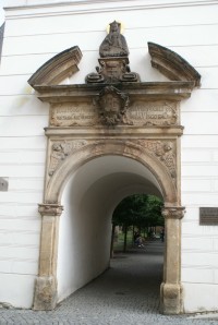 někdejší barokní portál