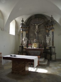 interiér hřbitovního kostela