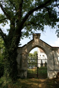 nřbitovní brána