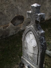 na hřbitově