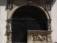 čelní portál kaple