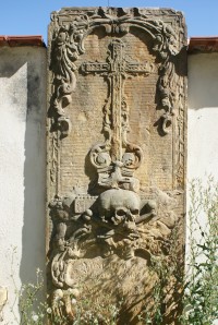 náhrobek u kostele