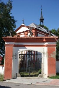 vstupní brána hřbitovního areálu