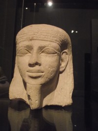 vápencová hlava božstva z 15.-14. stol. př.n.l.