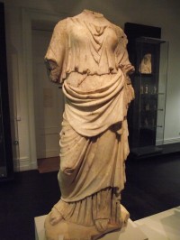 bohyně Nemésis, římská kopie řecké sochy z 5. stol.př.n.l.
