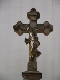 kříž pamatující barokní chrám