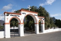 brána nového kláštera, vpravo na skále starý klášter