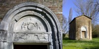 detail portálu a kostel v parku
