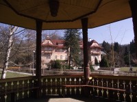 pohled z hudebního pavilonu na dům Jestřabí