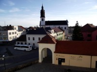 pohled ze zámku na předzámčí a kostel sv. Ondřeje
