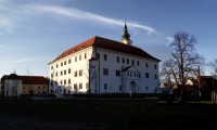 Uherský Ostroh – renesanční zámek s předzámčím a pivovarem