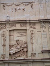 boční stěna s reliéfem sochaře Vilíma Amorta