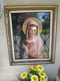 Mariánský obraz v kapličce