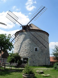 Kamenný větrný mlýn v obci Rudice
