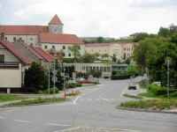 Čejkovice - centrum, v pozadí zámek