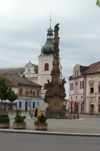 Zvonice kostela a mariánský sloup
