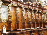 Detail zrestaurovaných chórových lavic