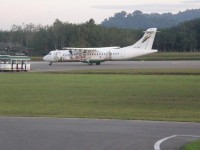 LetadloATR 72 na lince Bangkok - Trat roluje po přistávací dráze