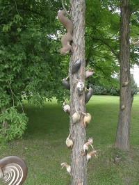Keramická "fauna" na stromě v zámecké zahradě