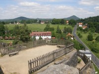Pohled od hradu k zámku