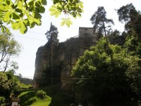 Zdejší hrad je jeden z našich nejmohutnějších skalních hradů