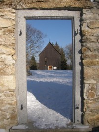 Pohled na kapli dveřmi bývalého kostela