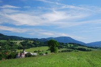 Vyhlídka na Janovice a Beskydy z jižního svahu Hůry