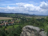 obec Reinhardtsdorf a stolové hory Papstein, Gohrisch, Pfaffenstein, Lilienstein, Königstein 