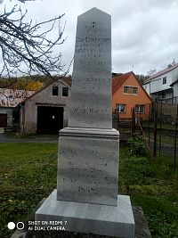 Pomník obětem válek 1848 a 1866 v Chudeříně.
