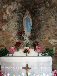 pod kostelem je kaple p.Marie Peduánské
